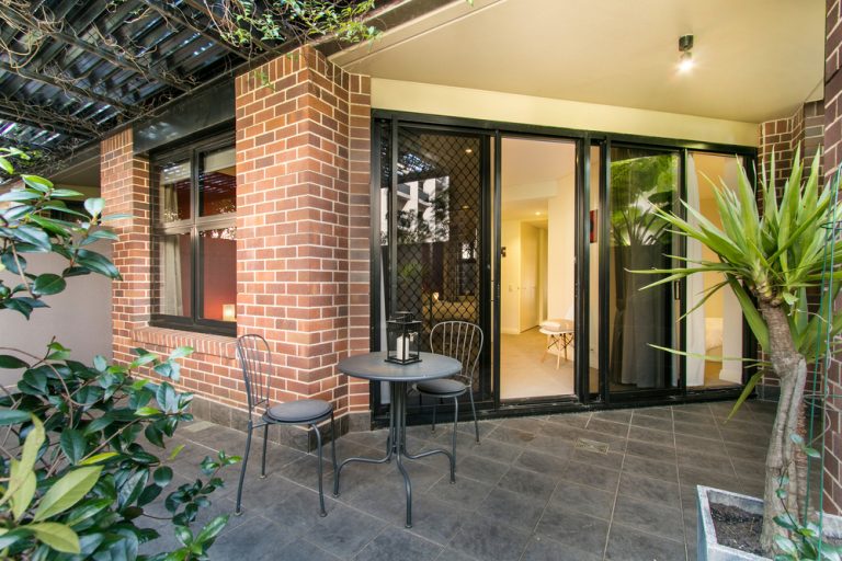 house-front-guide-screen-door